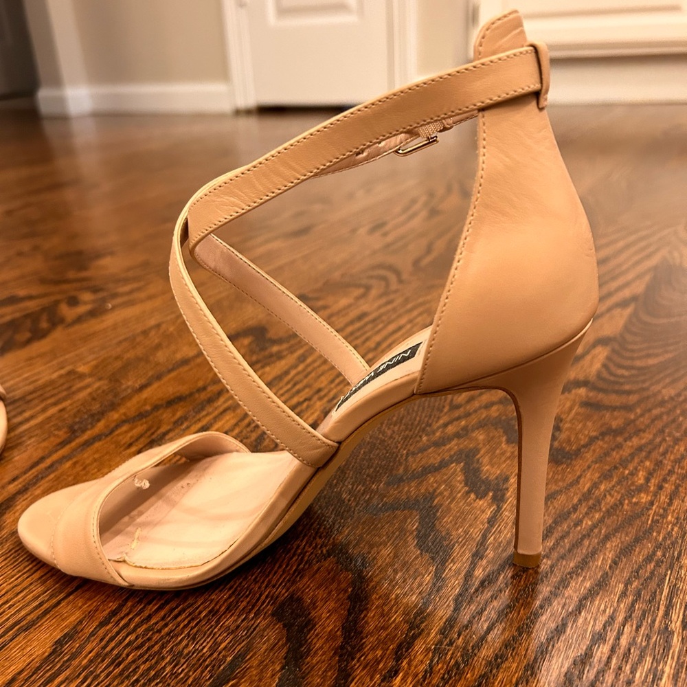Nine West nude heels 3.5 inches.  Only worn one time.  Excellent condition!